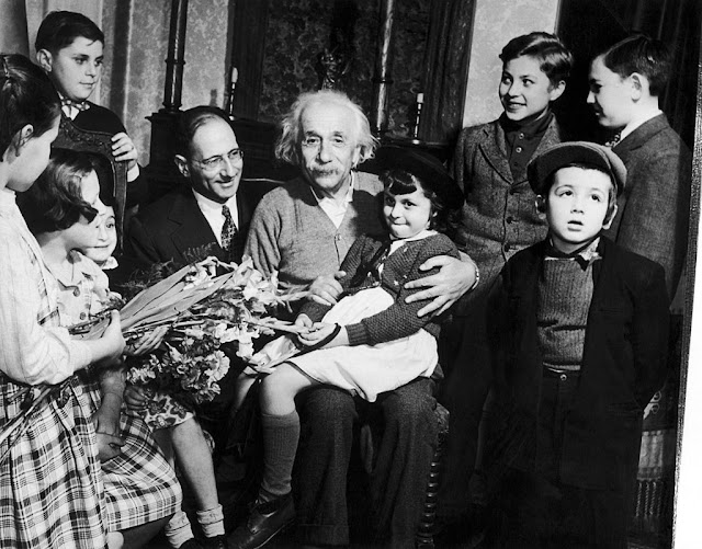 Albert Einstein's abnormal brain video, Albert Einstein images, Albert Einstein's life, why albert is so intelligent, what is secret of albert einstein brain, why albert einstein proved lucky, albert einstein story, albert einstein family photos