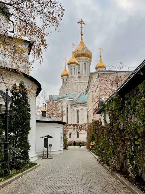 улица Большая Лубянка, Рождественский бульвар, Сретенский ставропигиальный мужской монастырь, храм Воскресения Христова, Новомучеников и Исповедников Церкви Русской на крови, что на Лубянке