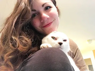 Esta mujer adoptó a "Otitis" un gato mayor sin orejas que necesitaba mucho amor