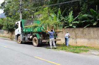 Nesta sexta-feira, 12, funcionários realiza, capina e limpeza na Rua Dr. Oliveira, na Barra