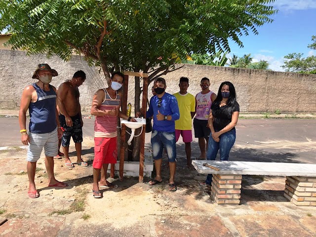 COMBATE / Moradores de Ilha Grande, no Piauí, instalam lavatório em Praça