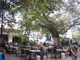 Hasanaki’nin Splantzia Meydanı’nda çınar altında kahvehaneler