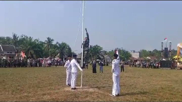 Aksi Heroik Anggota TNI Selamatkan Tali Bendera yang Putus 