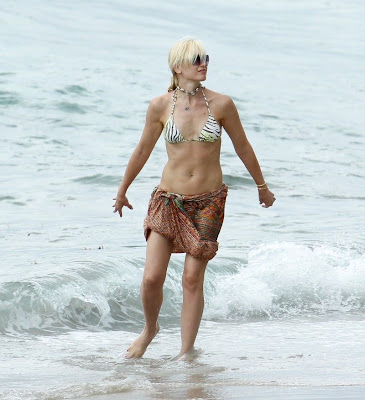 Gwen Stefani sexy wet bikini candids at the beach in Miami - pic 1