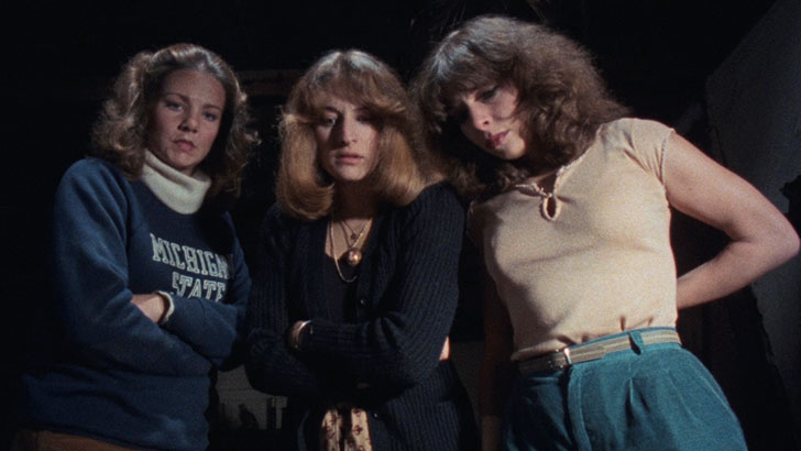 Betsy Baker, Ellen Sandweiss e Theresa Tilly como Shelly, Cheryl e Linda no filme 'Uma Noite Alucinante: A Morte do Demônio', de Sam Raimi