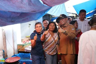 Bupati Toba Poltak Sitorus bersama Istri  "Maronan" di Pasar Tumpah Laguboti