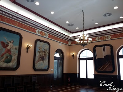 Sala de Armas con suelo de madera y grandes cuadros en las paredes, Casino de Murcia