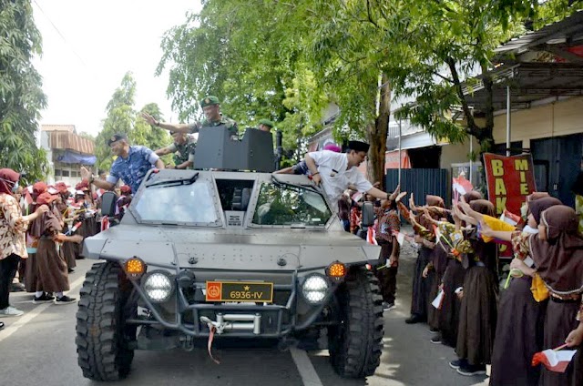 Antusias Warga Kota Pekalongan Saksikan Kirab Merah Putih Peringati HUT TNI ke-77