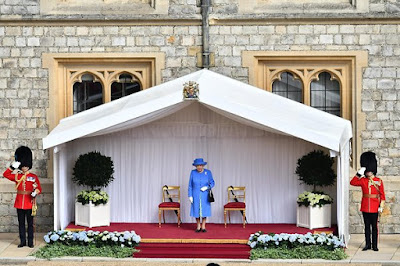 https://www.express.de/news/politik-und-wirtschaft/besuch-auf-der-insel-briten--not-amused---trumps-irre-patzer-show-bei-der-queen-30960436