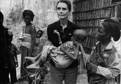 Audrey Hepburn en su papel de protectora de la infancia como embajadora de UNICEF