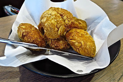 Bangkok, Kub Kao' Kub Pla, shrimp cakes