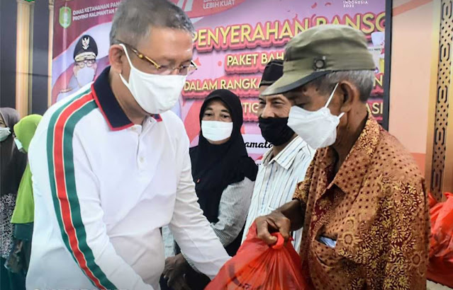 Meringankan Beban Masyarakat, Gubernur Kalbar Bagikan Bansos