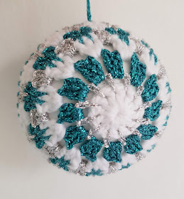 Click to find this free and easy sparkly crochet Christmas bauble pattern
