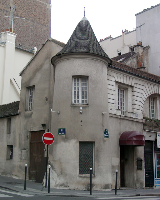 Corner turret, Rue du Mont-Cenis, Paris