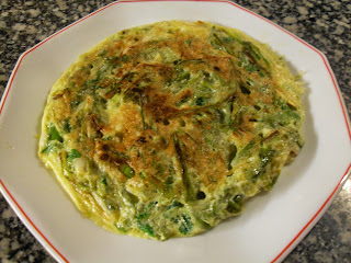 Receta de tortilla de espárragos silvestres y ajos tiernos.