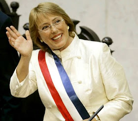 Michelle Bachelet con la banda presidencial de Chile