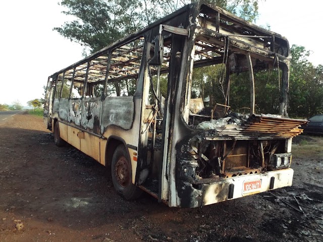 Incêndio destrói ônibus em Cristal do Sul