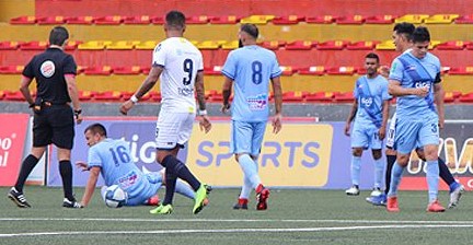 Universitarios y Guadalupe empatan (2-2) con tres expulsiones 