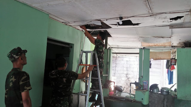 Koramil 12/Manisrenggo Melakukan Perawatan Kantor