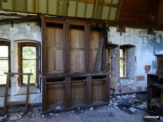 urbex-villa-manoir-Amélie-piano-chapelle-annexe-meuble-jpg