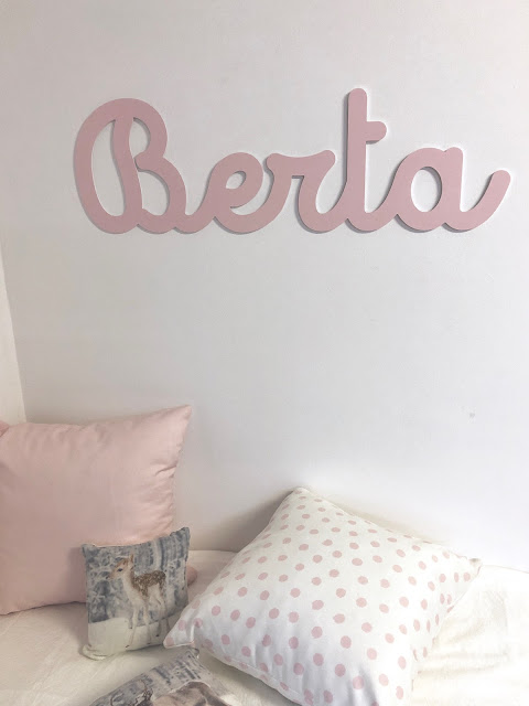 Nombres decorativos de niño y de niña para la pared