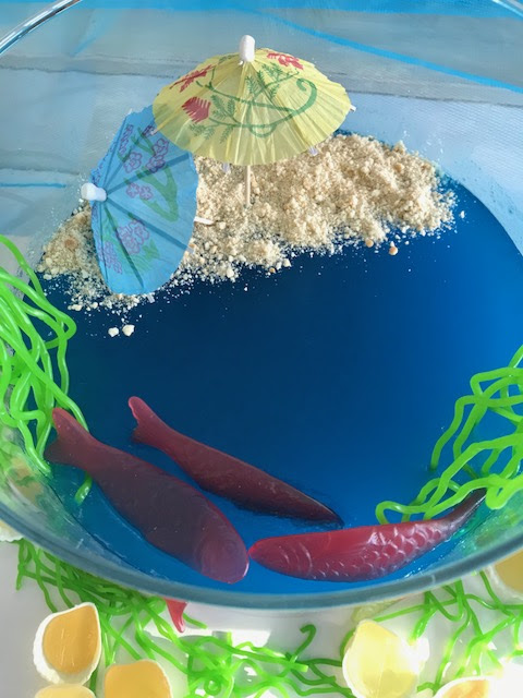 Mottoparty Unter Wasser - Aquarium mit blauem Wackelpudding und Strand