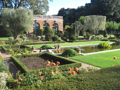 FILOLI Gardens reflecting pool