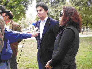 El Concejal Calderón junto a los vecinos en una nota de prensa en el Parque Almagro