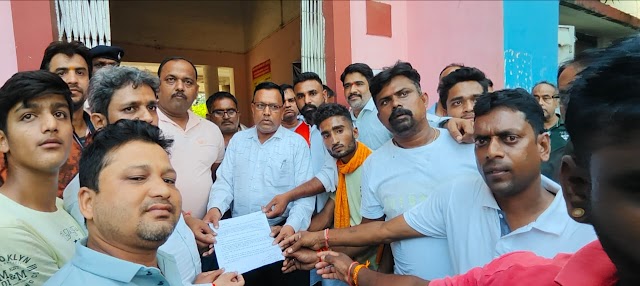 कुक्षी में पथराव की घटना के विरोध में जोबट नगर बंद कर हिंदू समाज ने गृहमंत्री के नाम दिया ज्ञापन 