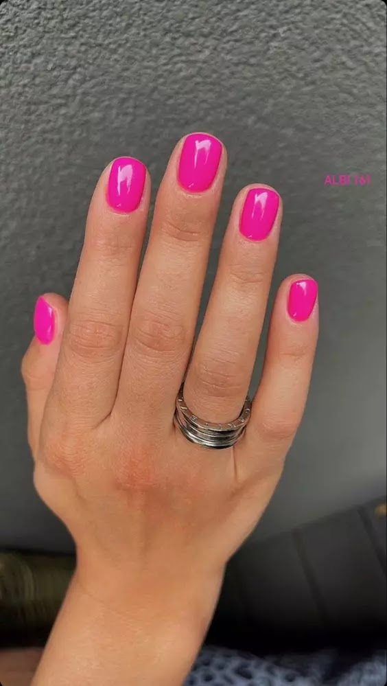 Pink nails Is Valentine's Day short?