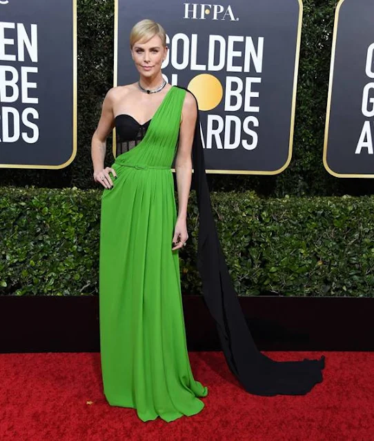 5 looks da Charlize Theron no red carpet em 2020: qual é o melhor?