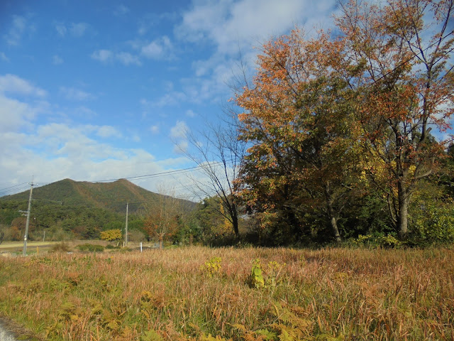 そのまま行くと明間の集落に入りますペンション方向に山が見えます