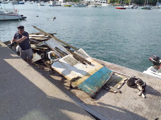 chaland à l'arrivée au port du Bélon, chargé de déchets