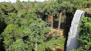 Cascadas cayendo de una falla en el terreno pedregoso y lleno de vegetación