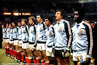 Selección de FRANCIA - Temporada 1977-78 - Six, Platini, Lacombe, Rocheteau, Guillou, Bathenay, Rio, Bossis, Janvion , Rey y Trésor - FRANCIA 3 (Rocheteau, Platini y Dalger), BULGARIA 1 (Tzvetkov) - 16/11/1977 - Campeonato Mundial de Argentina 1978, fase de clasificación - París, Francia, estadio del Parque de los Príncipes - Francia gana el partido decisivo y se clasifica para Argentina 78