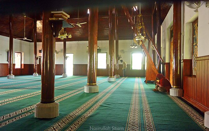 Masjid di kawasan Sunan Sendang Duwur Paciran, penyanggahnya dari kayu