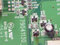 Detalle de transistor quemado en placa electrónica de  monitor LCD ViewSonic VA702b