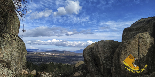 Vista de Lozoyuela desde las formaciones graníticas del espaldar de La Cabrera