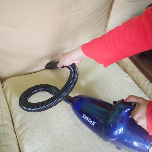 membersihkan debu rumah dengan vacuum cleaner
