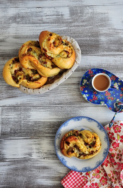 Spicy Italian Infinity Buns