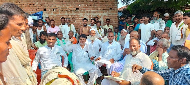 देवी धाम को लेकर चल रहे वर्षो से विवाद को लेकर दोनों समुदाय के लोगो के साथ जिला परिसद सदस्य शम्भू राम चन्द्रवंशी की अध्यक्षता में बैठक की गयी. 