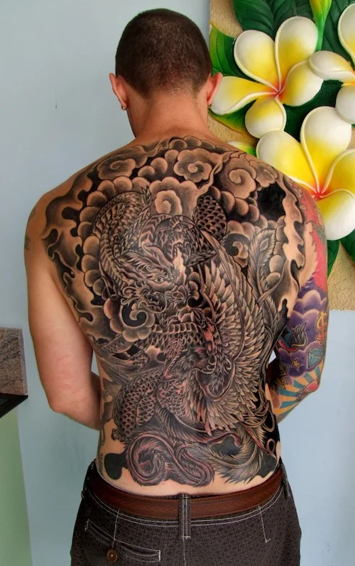 Tatuajes en la espalda de dragon japonés