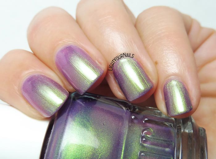 Smalto duocromatico verde viola Duri Cosmetics Divas Only purple green duochrome nail polish #duricosmetics #lightyournails