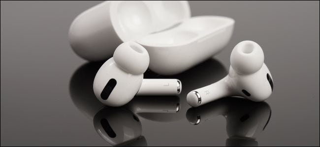 AirPods Pro من Apple مع قضيتهم.