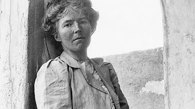 Gertrude Bell, ensimismada pensando en su mala fortuna en el amor