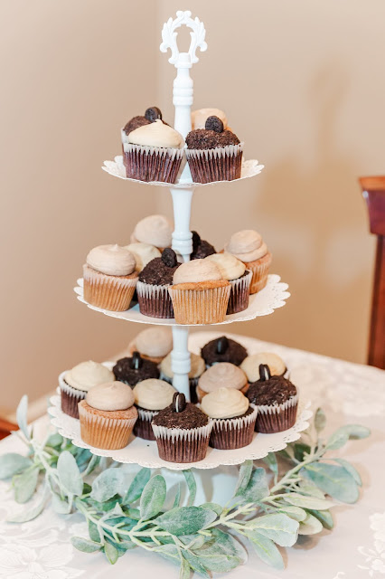 Meander Gatherings Pop Up Elopement Wedding Cupcakes