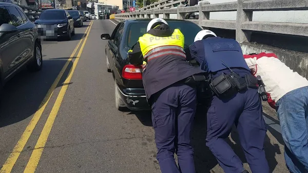 車輛拋錨民生地下道 彰警徒手推車排除路障