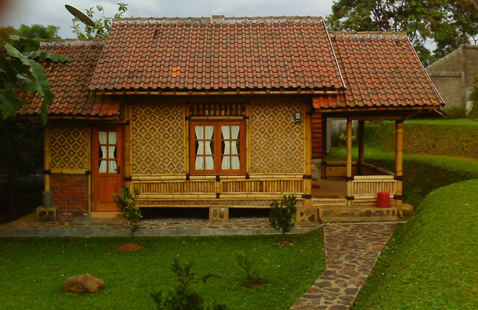  Rumah Bambu Sederhana Modern  Gambar Rumah  Idaman