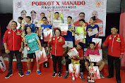 PBSI Kota Manado Serahkan Piala Pemenang Bulutangkis PORKOT Manado. Ini Nama - nama Pemenang