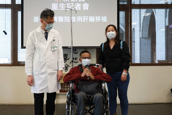 ▲移植病人郭先生（中）感恩醫療團隊的照顧，讓他得以重生。（台中慈濟醫院提供）